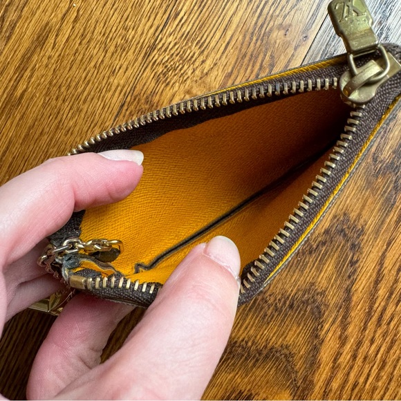 ❤️SOLD❤️ Louis Vuitton Groom Bell Boy Key Cles (w/ COA) - Picture 4 of 11